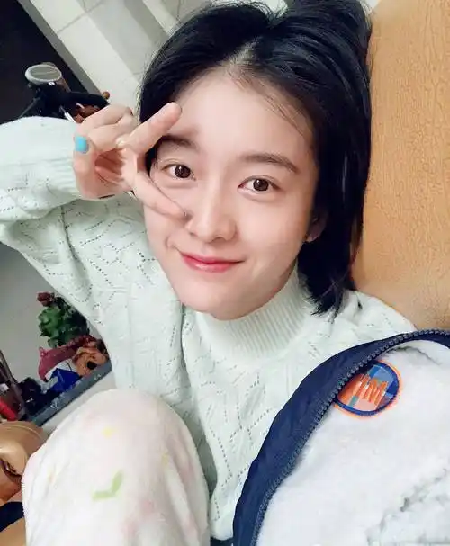 张雪迎素颜下的五官同样绝美,用漫画脸来形容她都不为过,颜值和气质