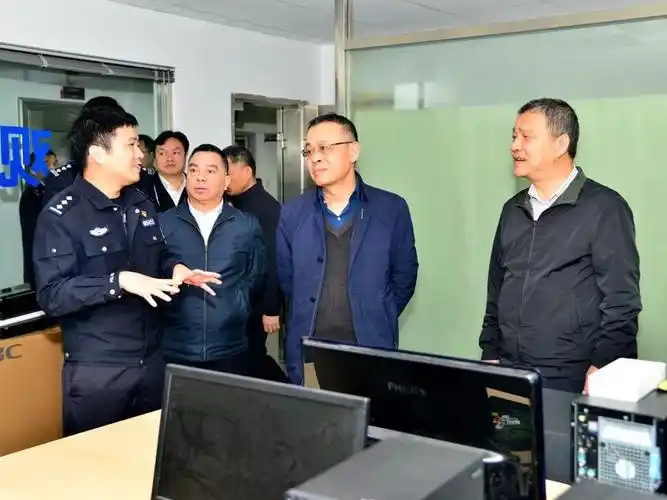 2月2日,陈小坤副局长到县公安局实地察看了网侦工作实验室和县反诈骗