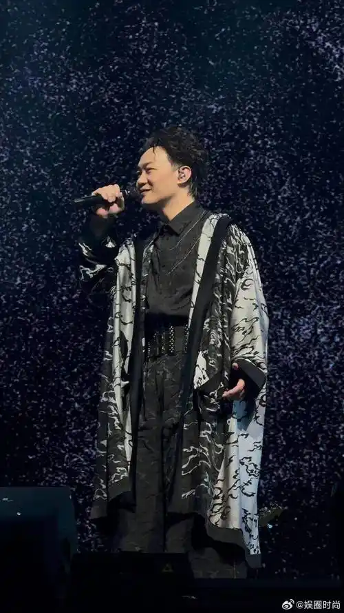 陈奕迅含泪致歉,杭州演唱会延迟,网友:把身体养好