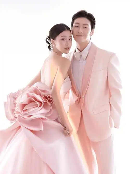 丁达尔效应下,光影与色彩交织灵动的光影下照片敲有高级质感~这背影