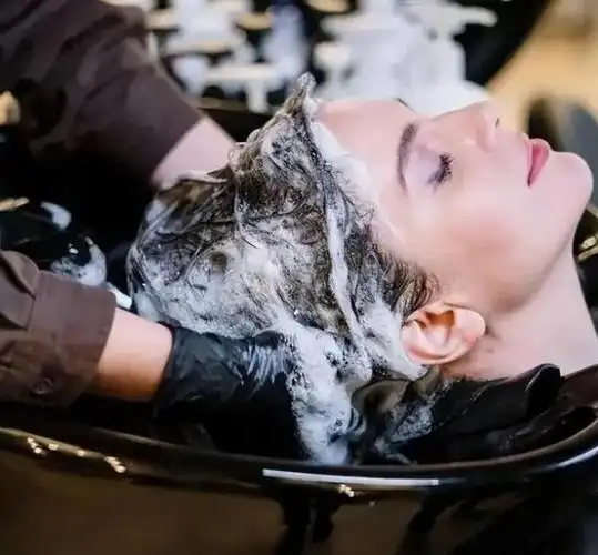 为什么理发店用的洗头水,在超市都没见到?内行人说出实情