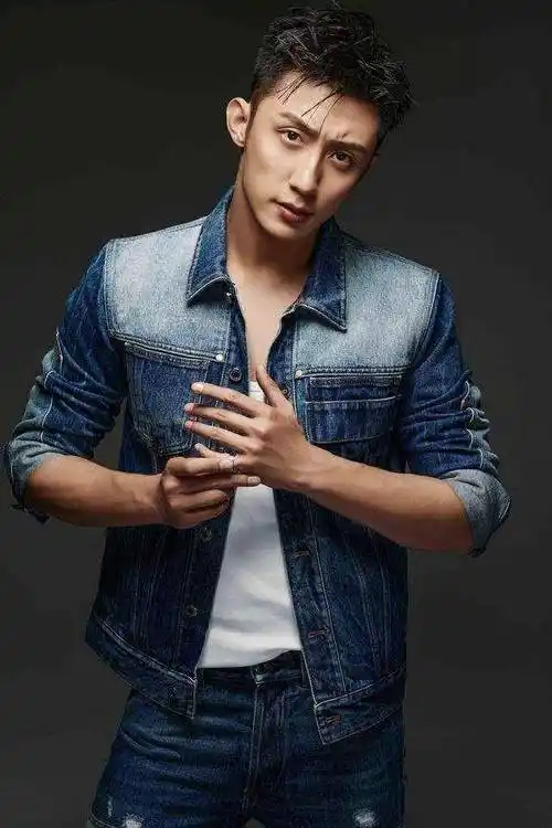 黄景瑜:16岁辍学打工,风光背后有泪水,从不在父母面前流眼泪_上海滩