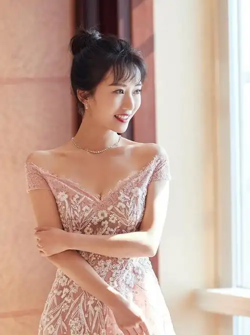 李念淡粉色一字肩连衣裙,呈现出微露的事业线,尤物身材爱了