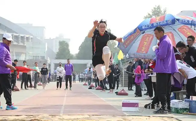 清华大学2018年新生"健康始于足下"赤足运动会举行