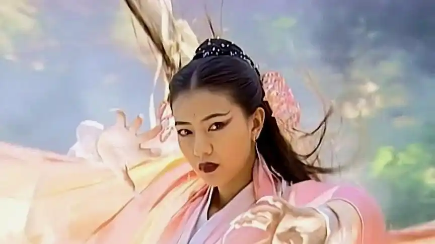 周芷若九阴白骨爪邪功大成,不料碰上黄衫女正宗功法,一招见分晓