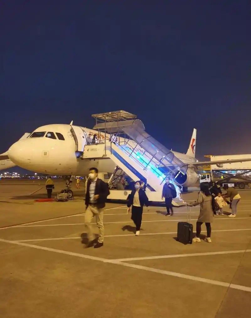 上海虹桥机场,周五晚上非常难打车,滴滴进不去停车场,乱成一锅粥,打车