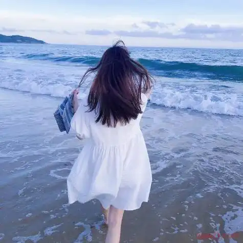 2022唯美海边女生背影头像 蓝色的大海也太美了吧