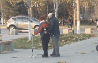 腿脚不好每天过来散步年过6旬的两位老人河北一所大学里01"执子之手