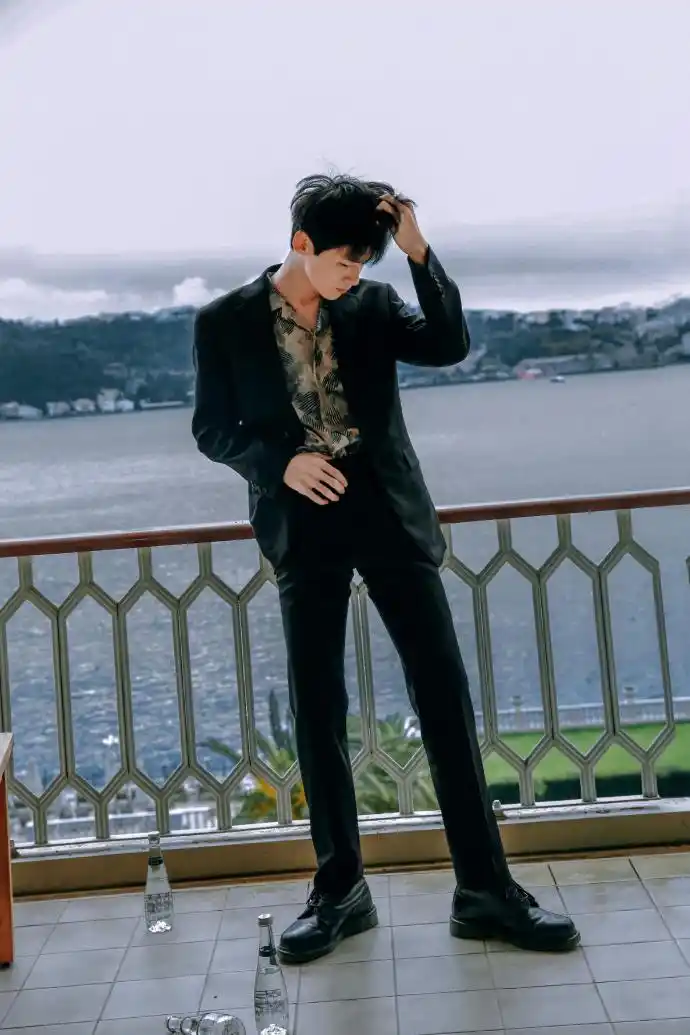 工作室在微博分享了白敬亭最新大片一组,社会白身穿花衬衫与黑色西装