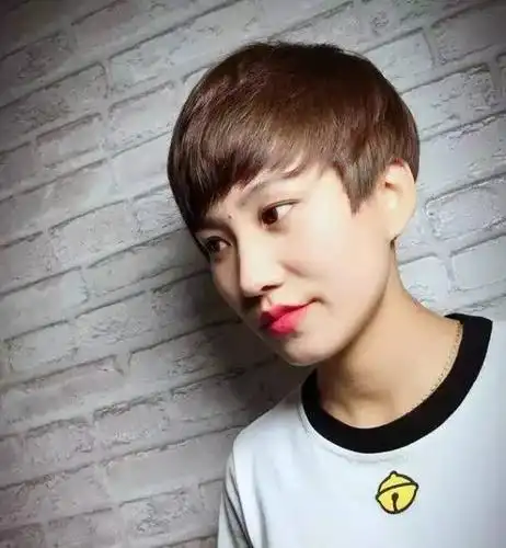 鬓角短发今年很流行