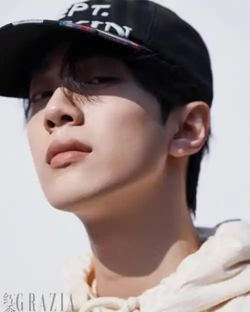 赖冠霖撞色封面大片释出演绎街头风穿搭摩登帅气