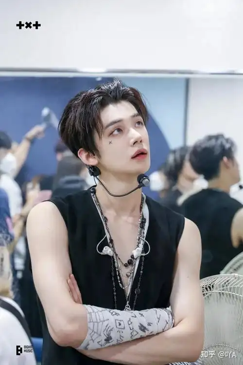 有没有txt男团崔然竣/崔连准很好看的图,粉色头发的为主? - 知乎