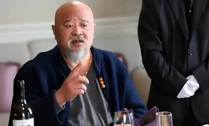 68岁演员李琦街头唱歌,口齿伶俐很神气,胡子拉碴老年斑明显_旅游_因为