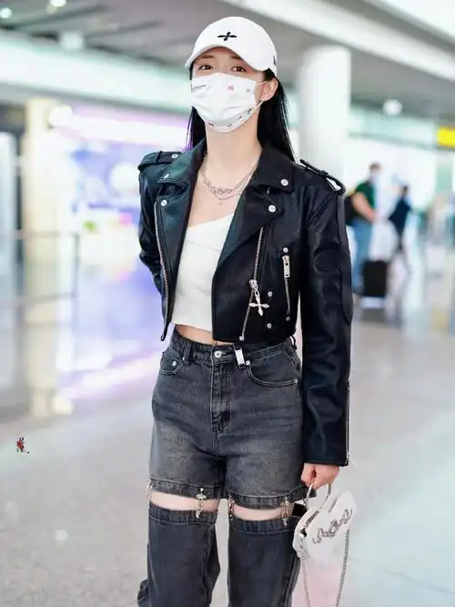 周洁琼今日机场饭拍分享黑色皮质夹克搭配