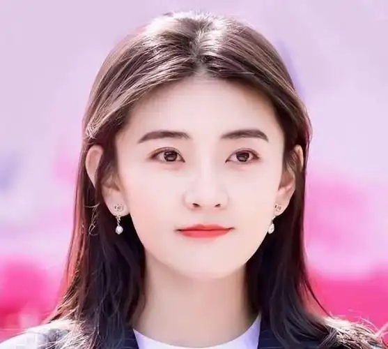 就算她,素面朝天,也能清纯绝美,这样的女人在世间少见,五官端正