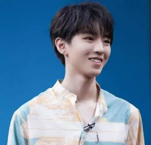 原创王俊凯晒自拍腿毛抢镜大热天穿毛衣看到上面的字瞬间懂了