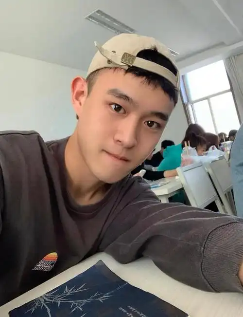 爱卖萌的鲜肉直男帅哥很可爱的大男孩哦