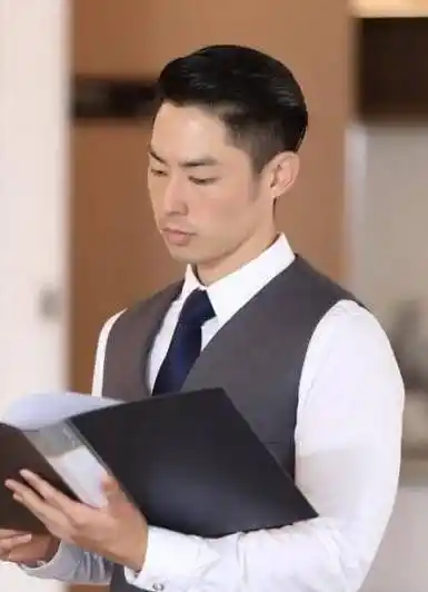 房祖名为27岁柯震东庆生,5人合影照c位最抢镜,曾是长发如今寸头