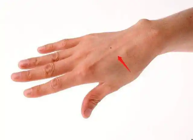 右手手背上有痣的男人运势如何