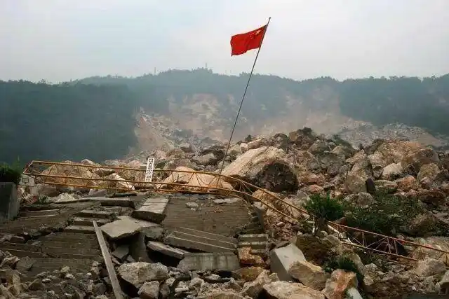 孩子,快抓住妈妈的手_人像_poco摄影,儿童,四川512大地震十周年祭奠