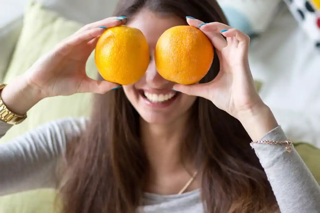 俏皮的心情,关于两个黄色橙子照片关闭向上和女孩