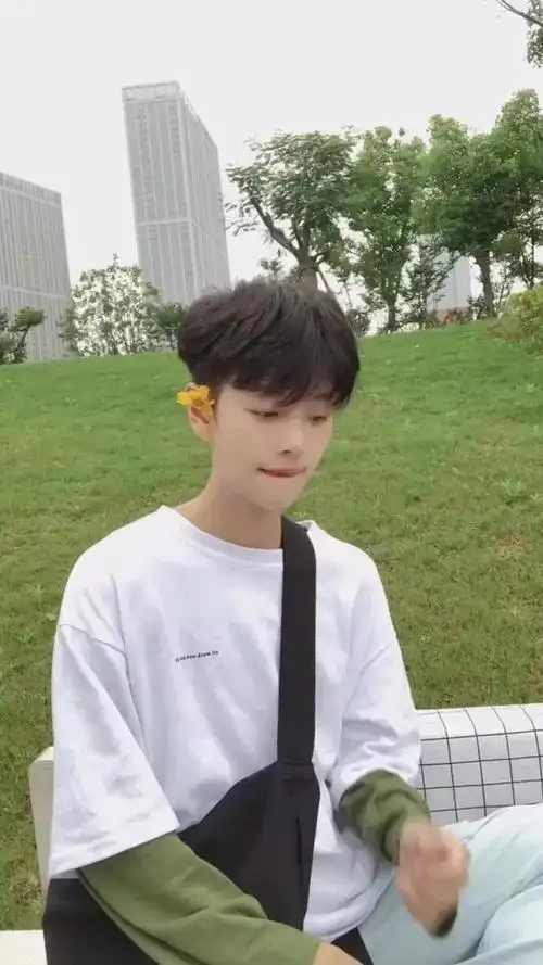 迪丽热巴后杨幂又签一位潜力股!最帅小姐姐刘梦撞脸李钟硕南柱赫