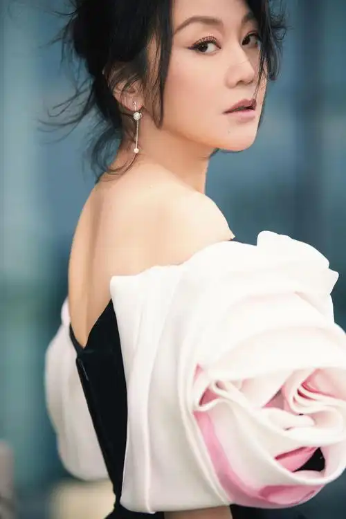 成熟韵味 闫妮__财经头条