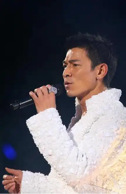 那时刘德华刚刚进入娱乐圈,他发行的两张专辑销量不太理想,甚至遭到了