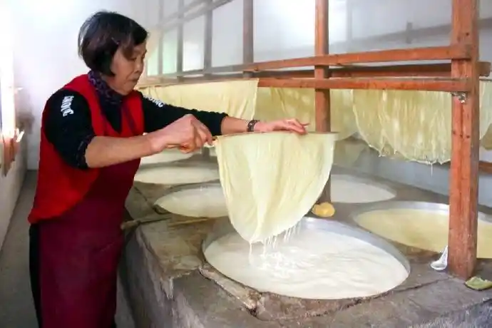 乡村纯手工制作豆腐皮传统的手工制作方法现在不多见了