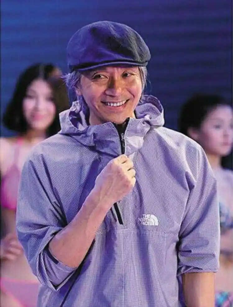 p>周星驰(stephen chow),1962年6月22日出生于香港,祖籍浙江省宁波市