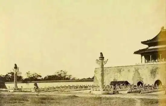 百年前的故宫破败不堪皇上没了荒草丛生百姓捕鱼