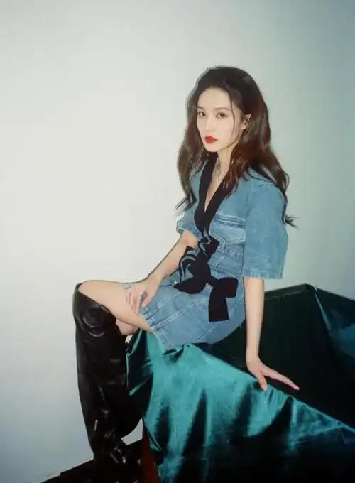 李沁的气质真是无敌了,穿v领牛仔裙出镜,配长靴显高又有气场