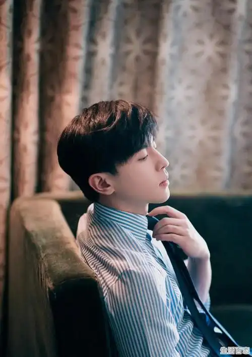 邓伦是凤凰,灯泡是苗族人称美女的意思,苗族有见证爱情的凤凰古城