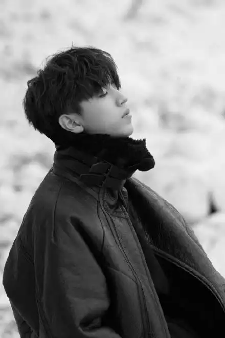 王俊凯精致侧颜大赏 想在小凯鼻梁上滑滑梯