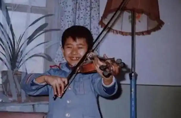 撒贝宁一家四口表演小白杨真不愧是北大才子