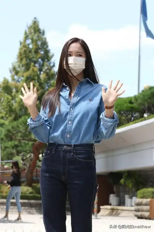 街拍:郑秀晶牛仔衬衫 牛仔裤可爱亲和