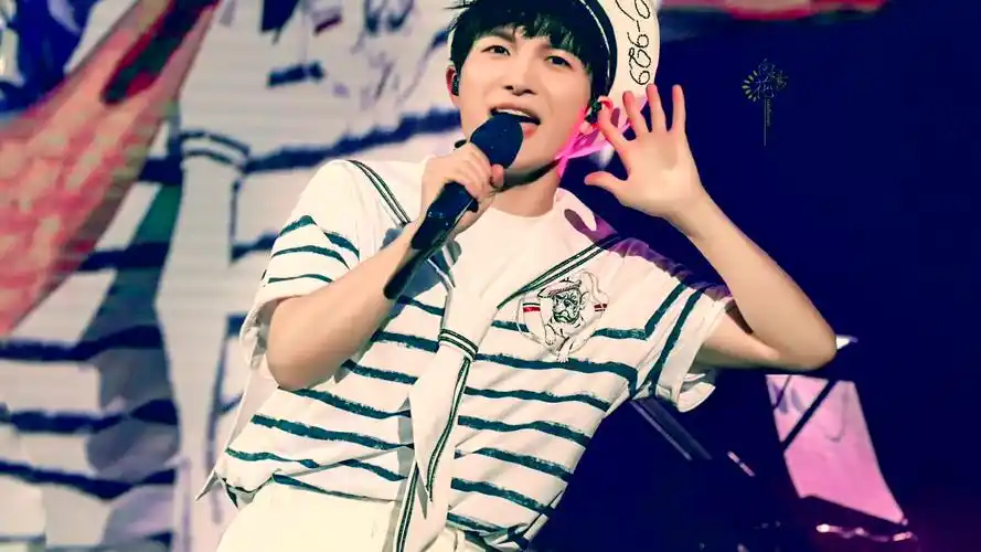 周深的水手服就是最可爱的,他演唱会有好几套衣服都很绝!