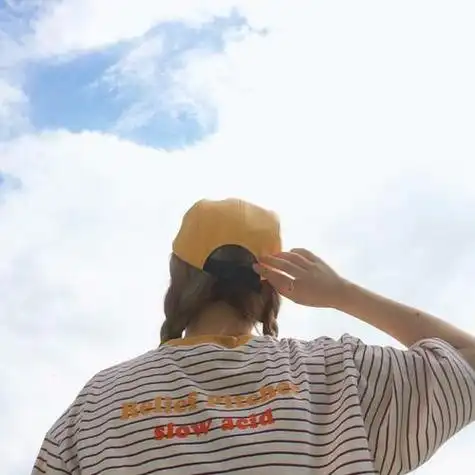 qq女生带帽子头像背影