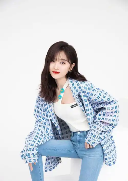 原创吴宣仪罕见紧身牛仔裤写真可爱与时尚于一身这样的女子把心暖化了