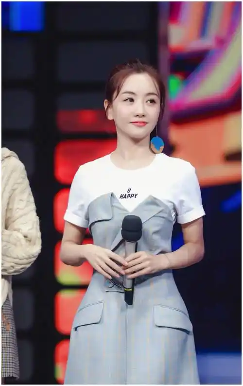 原创38岁的杨蓉真的不会老吗短发造型青春可爱身上找不到一丝破绽