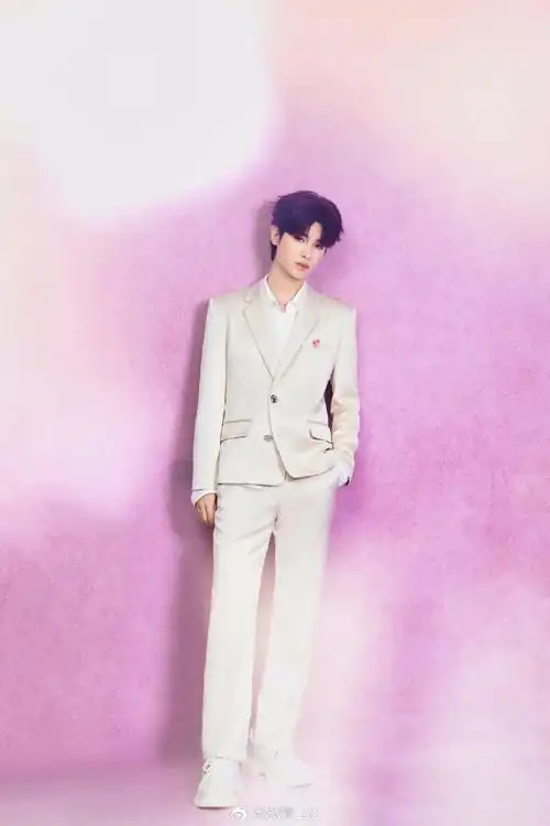 黄明昊花团锦簇写真##黄明昊白西装