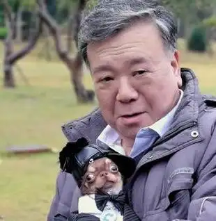 家有儿女中刘星的爸爸,如今满头白发抱狗尽显落寞!_网易订阅