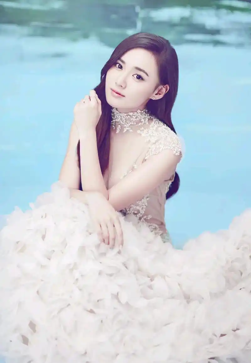 氧气美女江铠同身姿曼妙,明艳动人