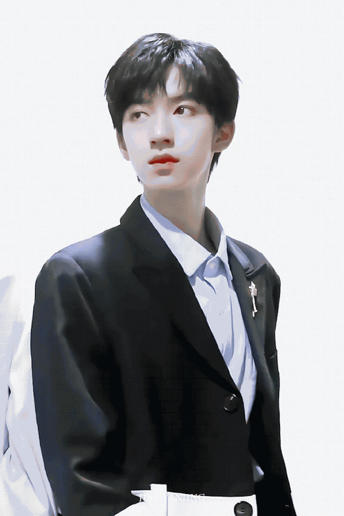 上网课的贺峻霖#抓到一只在认真上网课的贺峻霖,戴眼镜的样子好骨巧