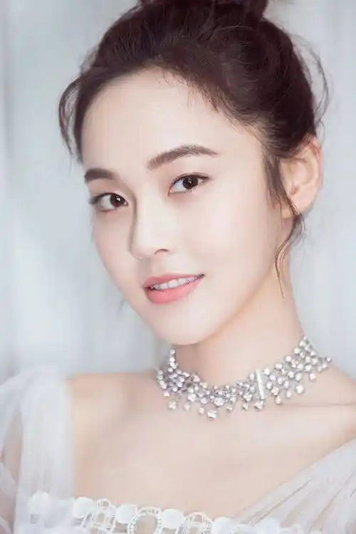 张佳宁在如懿传中饰演海兰,她的演技非常好,而且长相也很漂亮,是一个