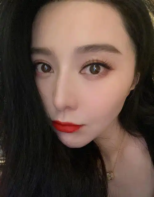 范冰冰亮相法国驻华大使官邸晚宴 落落大方气质足