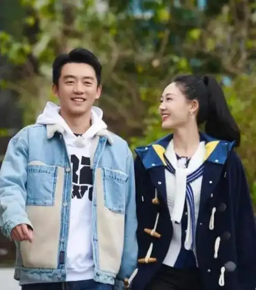 郑恺苗苗真实生活现状曝光带着女儿外出野餐跟很多平常人一样