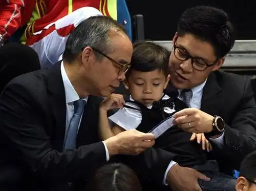 郭晶晶带着帅气儿子看球赛,网友:要是能上《爸爸去哪儿》就好了