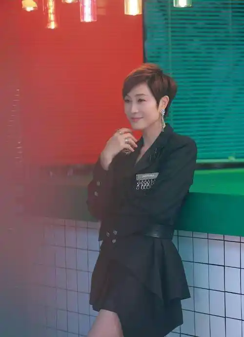 原创年过半百真该有陈法蓉的气质短发配西装利落潇洒状态没咋变