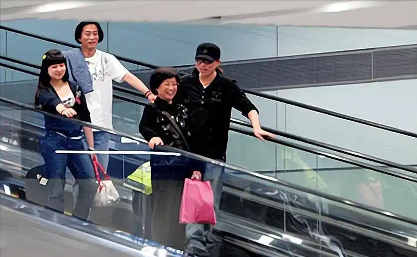 著名歌手郭峰:3段恋情皆成空后,已60岁的他与母亲相依为命?